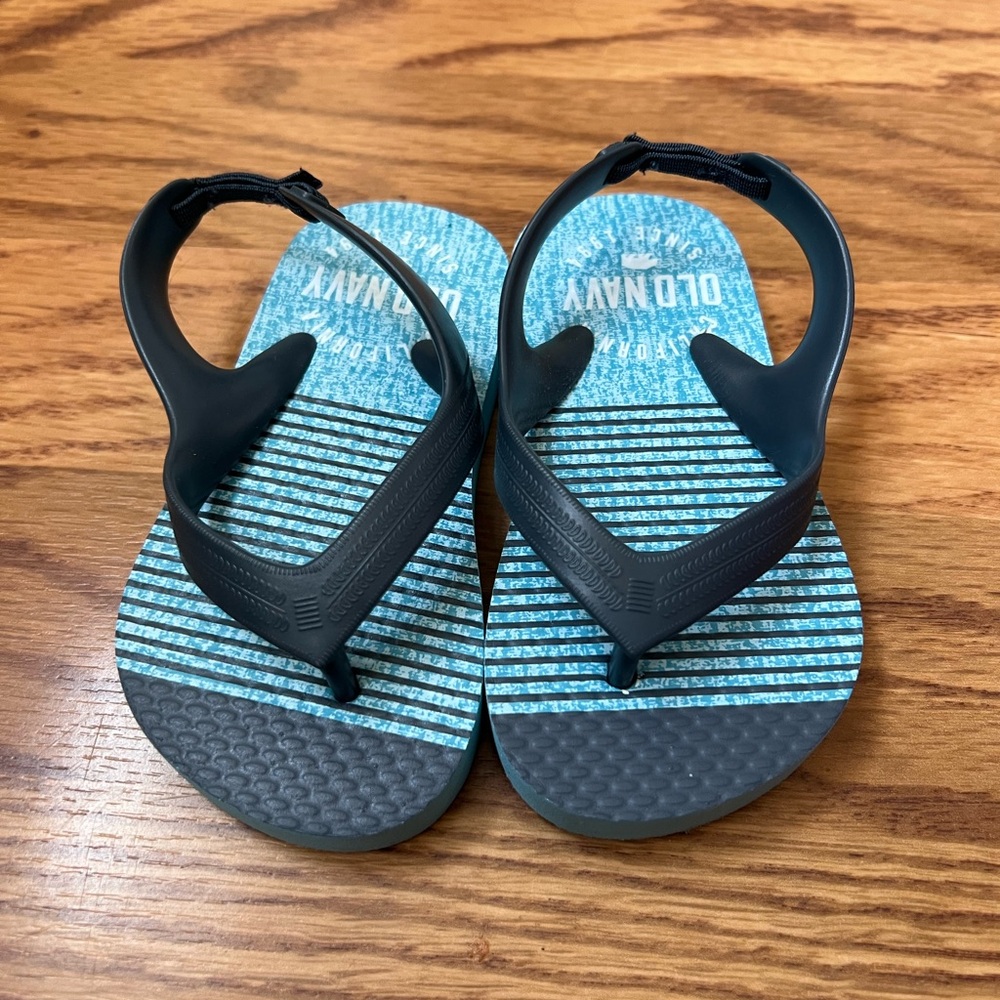 Old Navy Toddler Flip Flops with strap size 5